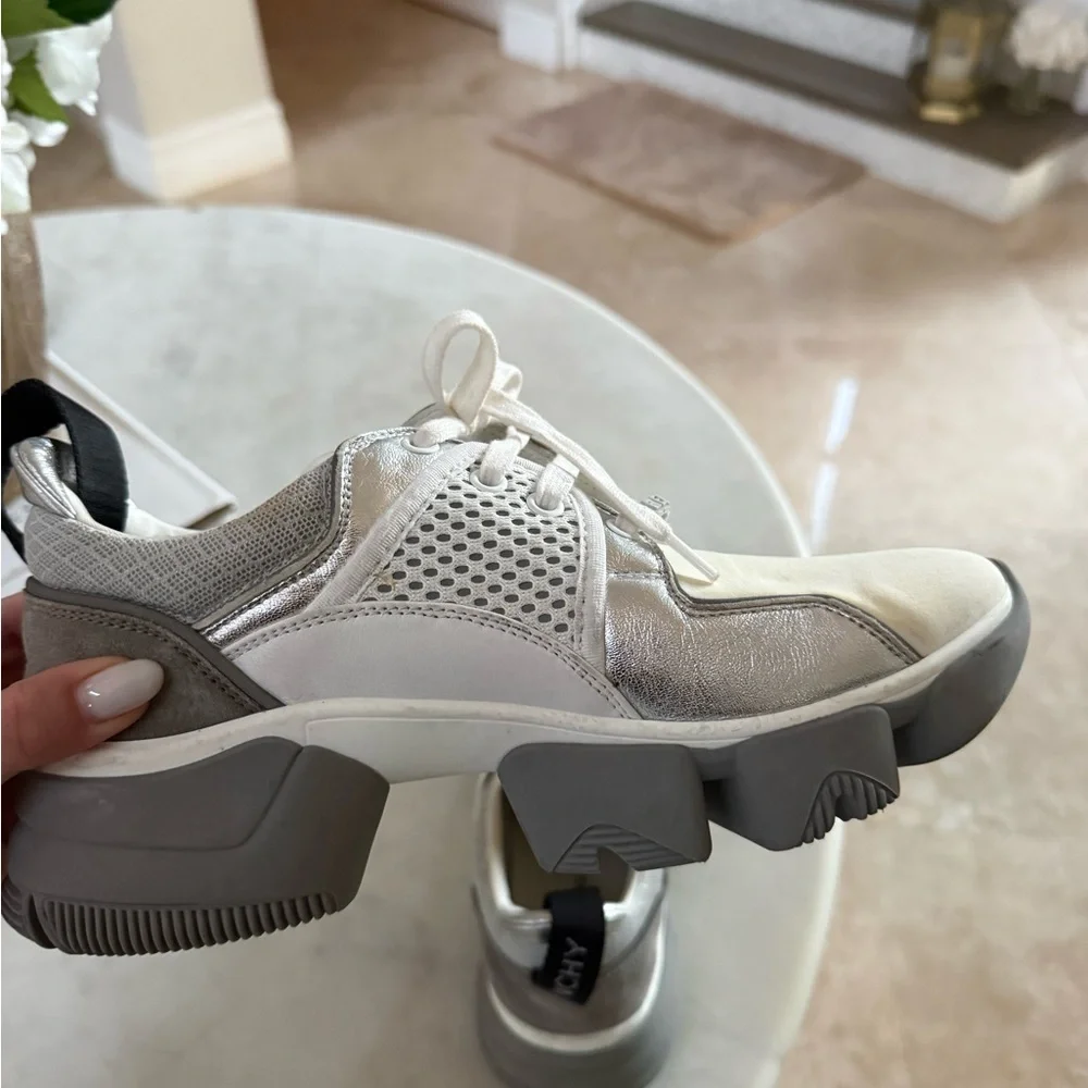 GIVENCHY Jaw Low-Top Sneakers - Picture 10 of 16